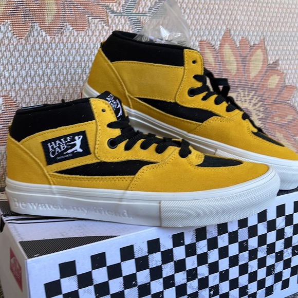 Vans • Men’s Skate Half Cab
Bruce Lee Black/Yellow
VN0A5FCDY23
Sneakers - Picture 6 of 16